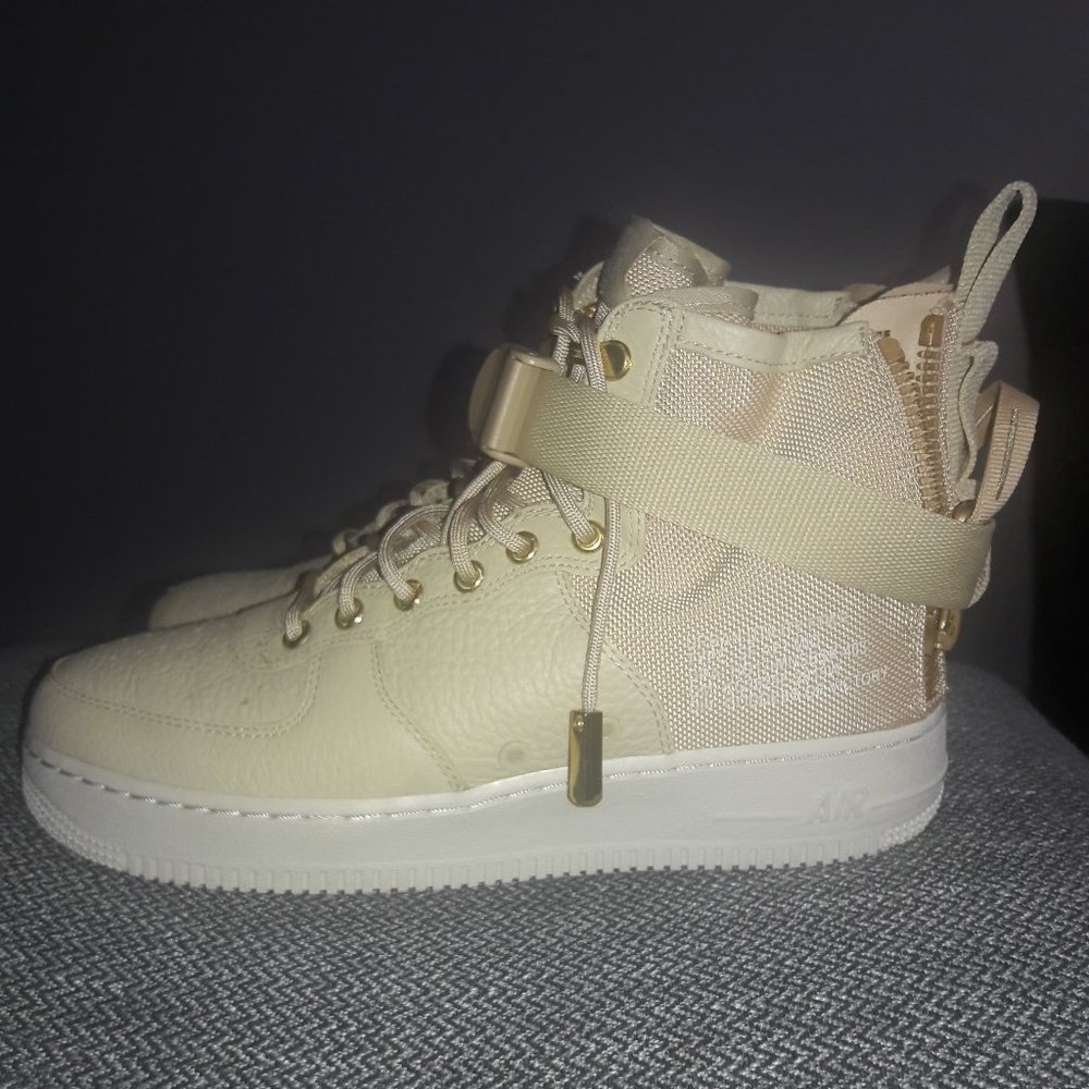 Nike SF Air Force 1 Mid shoes beige
